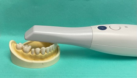 Intraoralscanner Medit i700 auf Gebiss-Modell